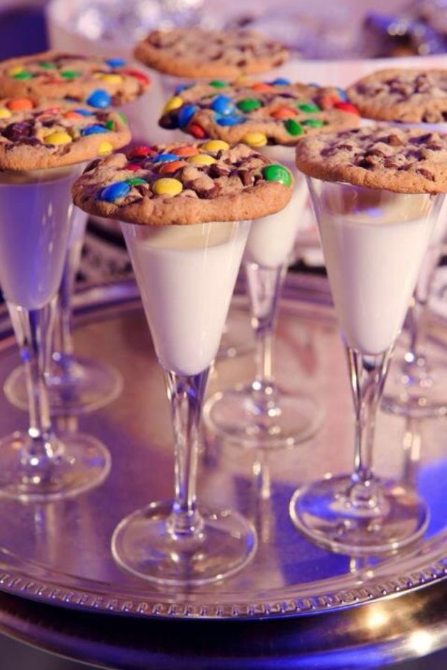 HantsWedHour's tweet photo. Cookies and milk .... Perfect for a party whether you are a big or little kid 🍪 https://t.co/CwQXq0r4fK