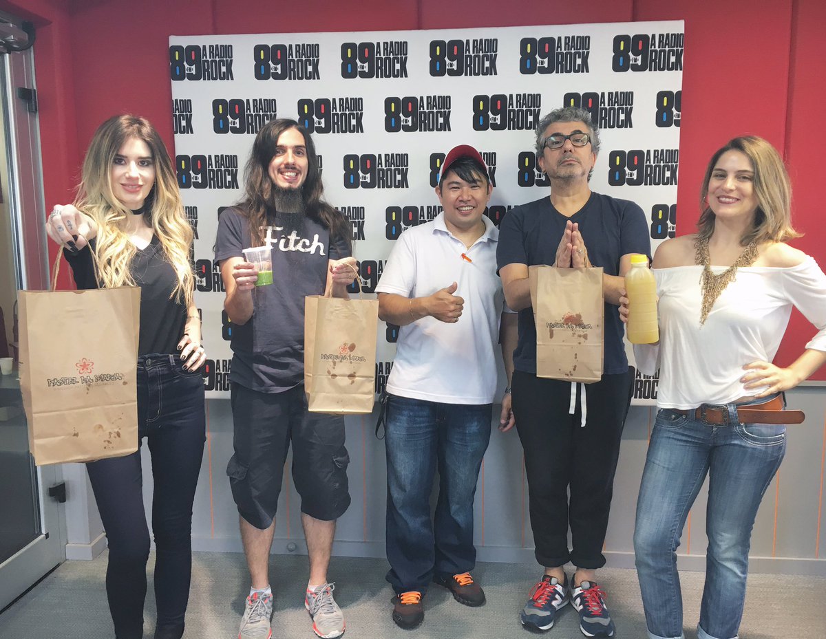 DoBalacobaco89's tweet photo. Hoje o @pasteldamaria trouxe p/ nós do @dobalacobaco89 váaarios pastéis e caldo de cana! AMAMOS! #dobalacobaco89 #radiorock89 #pasteldamaria https://t.co/TPnqYWevZR