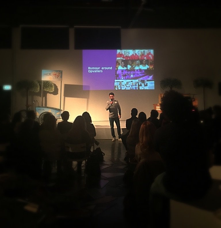 DesignandBrands's tweet photo. @MartinDamen_ daagt marketeers uit (nog) meer lef te tonen en zich creatief te laten inspireren, bijv. volgend jaar tijdens @designperron! https://t.co/uwiHALfwXN