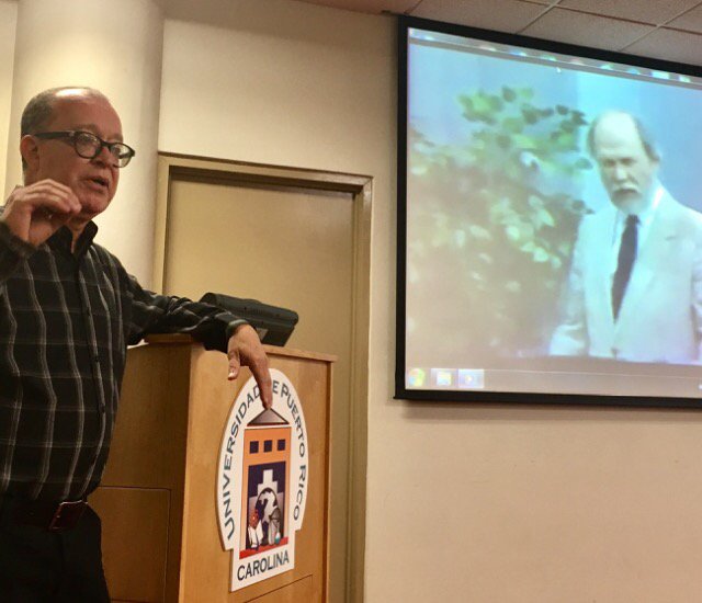 Presentando el libro de la Historia de Los Rayos en la UPR de Carolina con su autor el profesor y autor Ivan Martinez