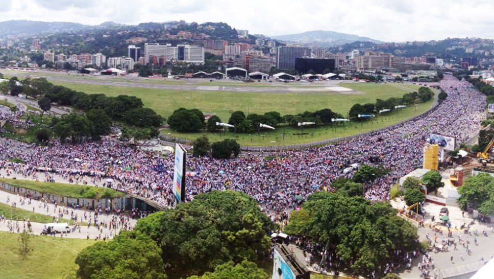 DolarToday's tweet photo. ¡QUE HUYA MIENTRAS PUEDA! Oposición da ultimátum a Maduro -► https://t.co/4GzyemgKPY https://t.co/H1eBlAsQsW