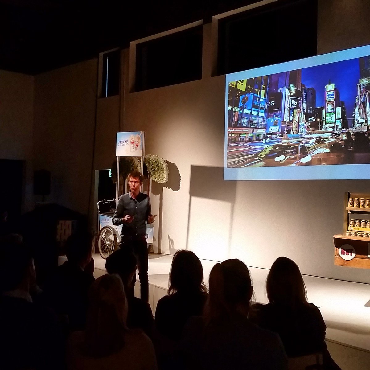 MTribuneDesign's tweet photo. Psycholoog Stefan van der Stighel: 'Ons brein signaleert alleen wat voor ons belangrijk is' #designmeetsbrands #DDW https://t.co/eoRUfQaUeY