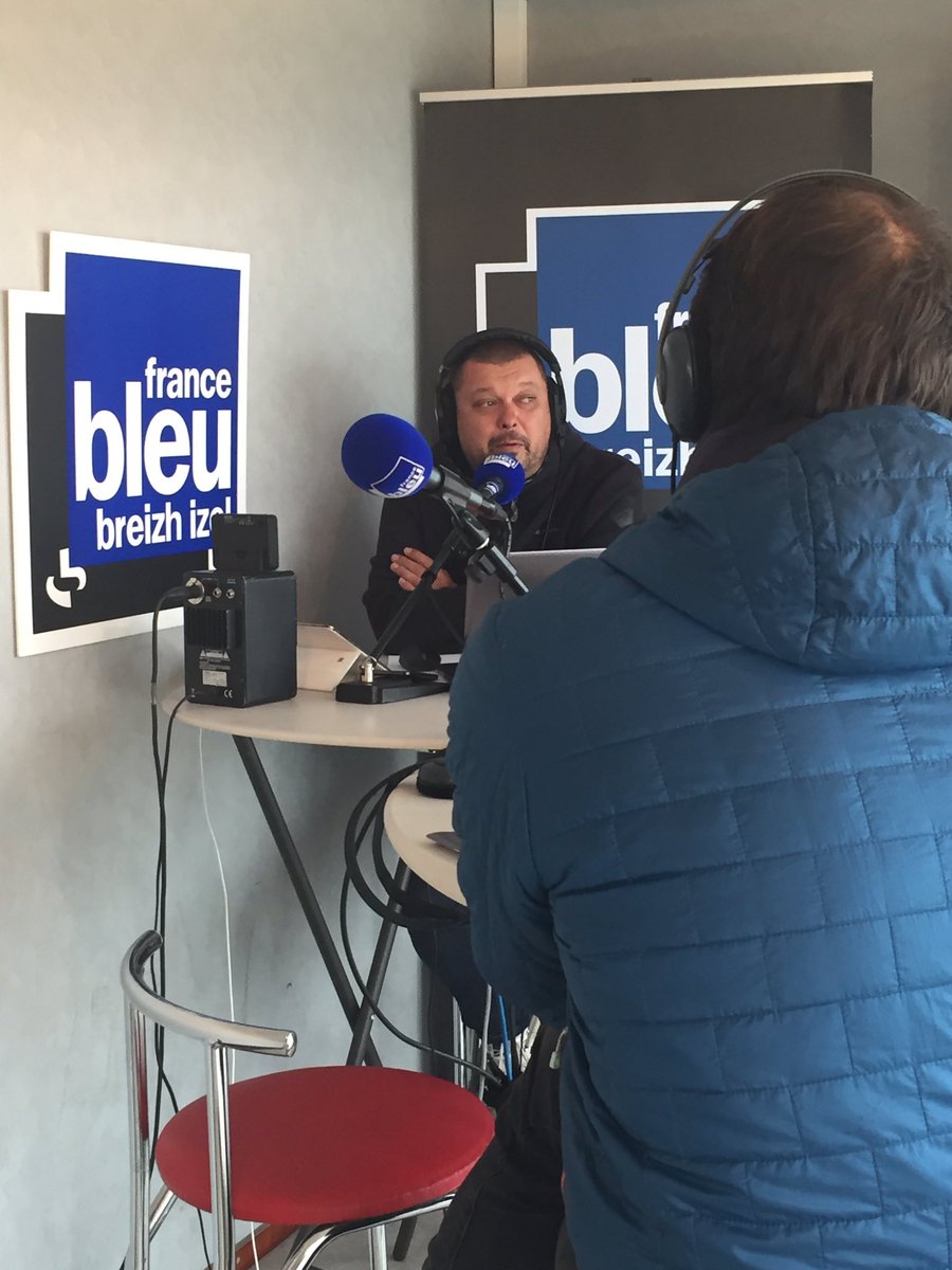 Premier invité du jour sur @Francebleubzh en direct de <a href="/Latorche2016/">la torche 2016</a> avec Patrice Belbeoc'h. #windsurf