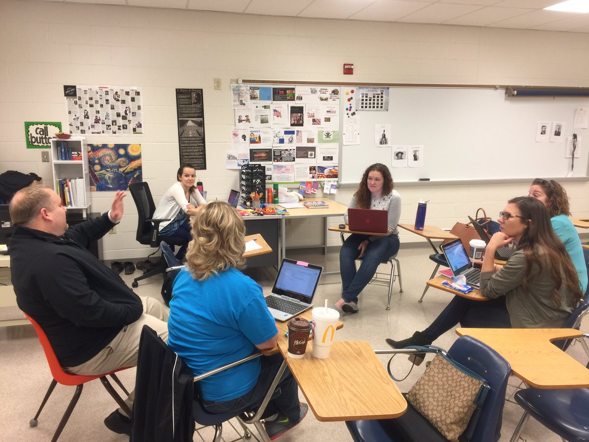 BebrownBrown's tweet photo. Thanks Samantha Shallenberger for leading the Student Tech Leader Roundtable #techortreat2016 https://t.co/sI6gTrQVJM