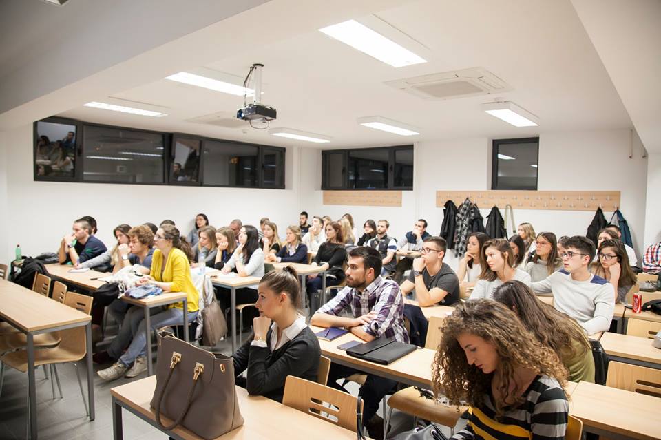 Direct_Media_'s tweet photo. Koliko smo samo pametnih pitanja čuli od ovih mladih ljudi i na njih rado odgovorili! #CaseStudyClub @fonbg #DMSmartLAB https://t.co/HC74BtCHuG