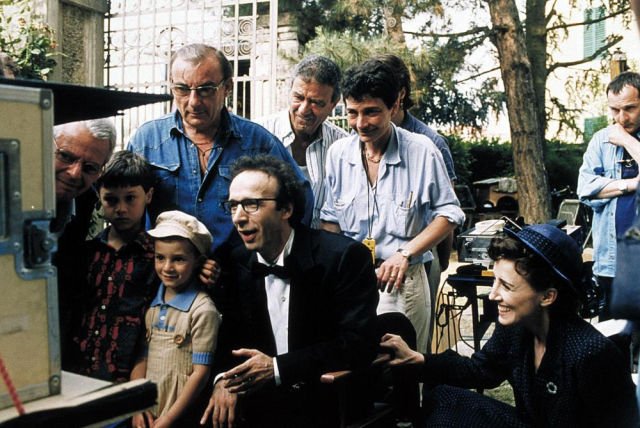 ParamountNetESP's tweet photo. Roberto Benigni junto al equipo de rodaje viendo un plano de 'La vida es bella' https://t.co/Kk7NfNc4as #TBParamount https://t.co/rGE6kQGgfF