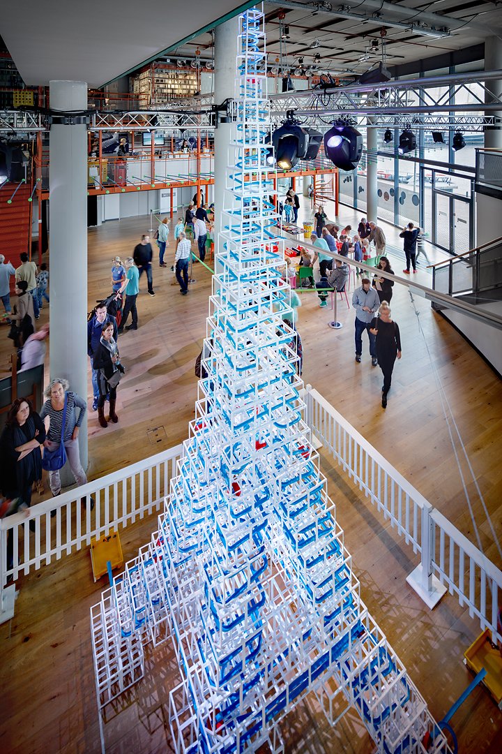 NEMOamsterdam's tweet photo. Onze #knikkerbaan #Eiffeltoren al gezien? De baan is 122 meter lang #herfstvakantie @PaperTrack. Kijk op: https://t.co/Hb6ZiXirrn https://t.co/yGNLWb7LRS