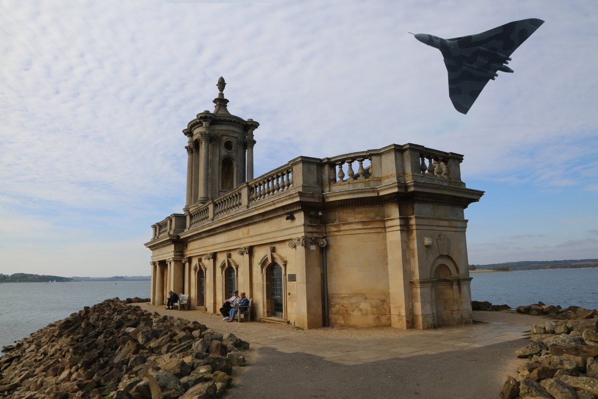 vulcantothesky's tweet photo. #XH558 final tour of the South took her over Rutland on October 11th 2015 where Mark Kent Captured this spectacular image #FinalFlight https://t.co/NfMVQlAArJ