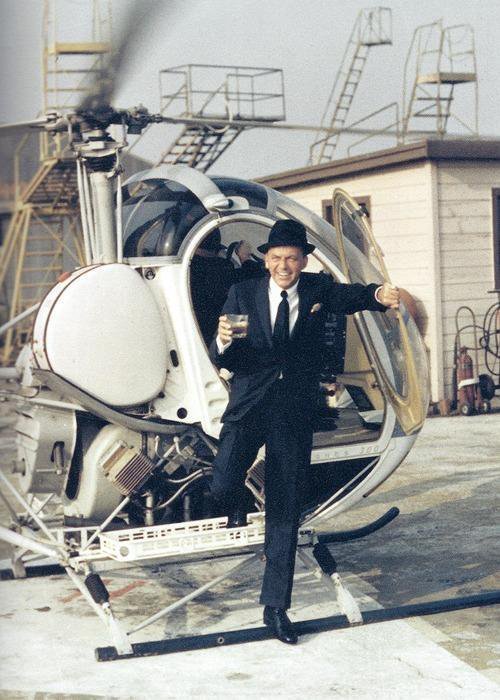 arcinho's tweet photo. oh hi yes I come out of de helikopter met my cocktail and jij? #Coollevel: #FrankSinatra https://t.co/a2cGofa6Te