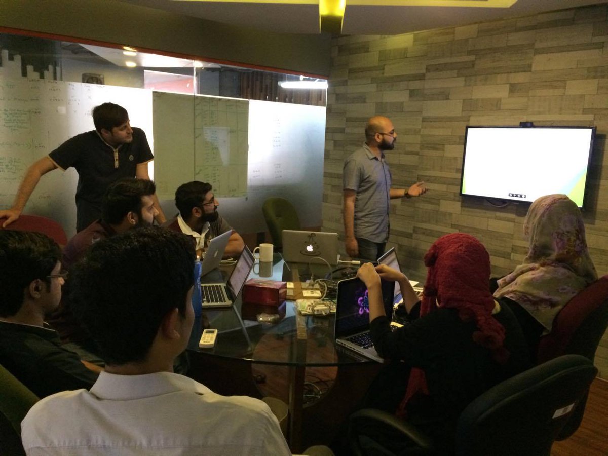 mobileconfiz's tweet image. Moaz Saeed giving presentation on #DependencyInjection in iOS community meeting. @smoaz01 #iOSCommunity #Confiz