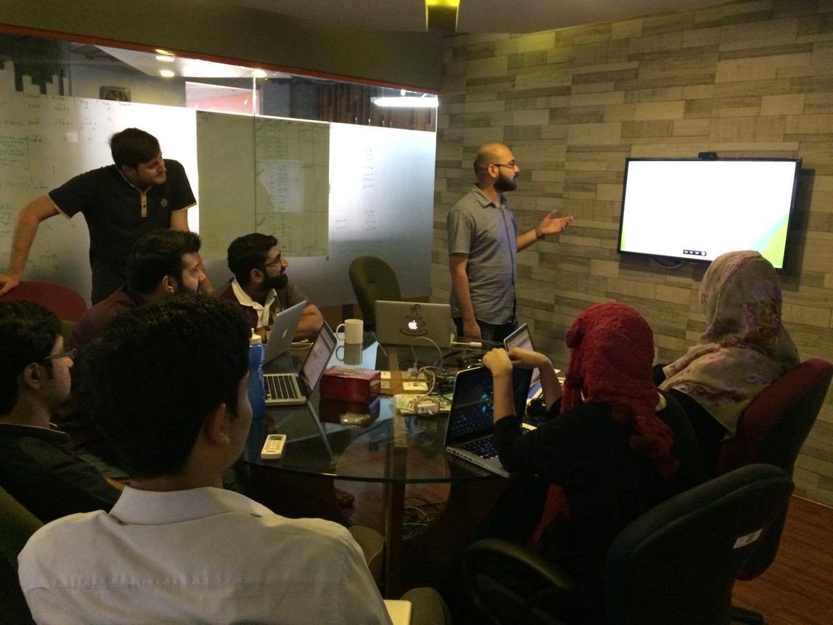 mobileconfiz's tweet image. Moaz Saeed giving presentation on #DependencyInjection in iOS community meeting. @smoaz01 #iOSCommunity #Confiz