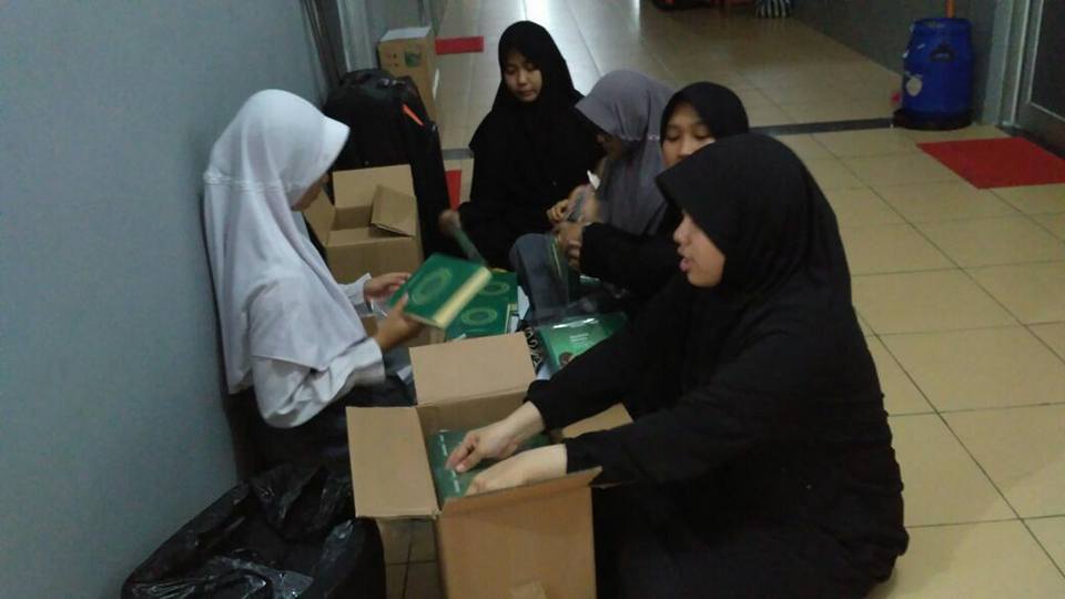 LKMA2016's tweet photo. Beberes Yuk!!!.. tim delegasi LKMA sedang beres-beres nih.. ciyeee yang 2 hari lagi berangkat :P https://t.co/svVfo21OYK