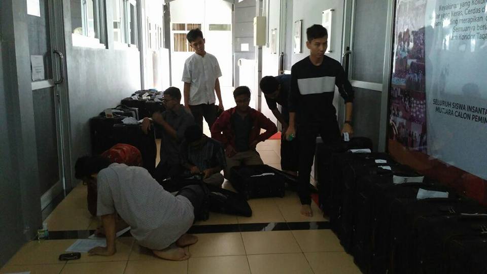 LKMA2016's tweet photo. Beberes Yuk!!!.. tim delegasi LKMA sedang beres-beres nih.. ciyeee yang 2 hari lagi berangkat :P https://t.co/svVfo21OYK