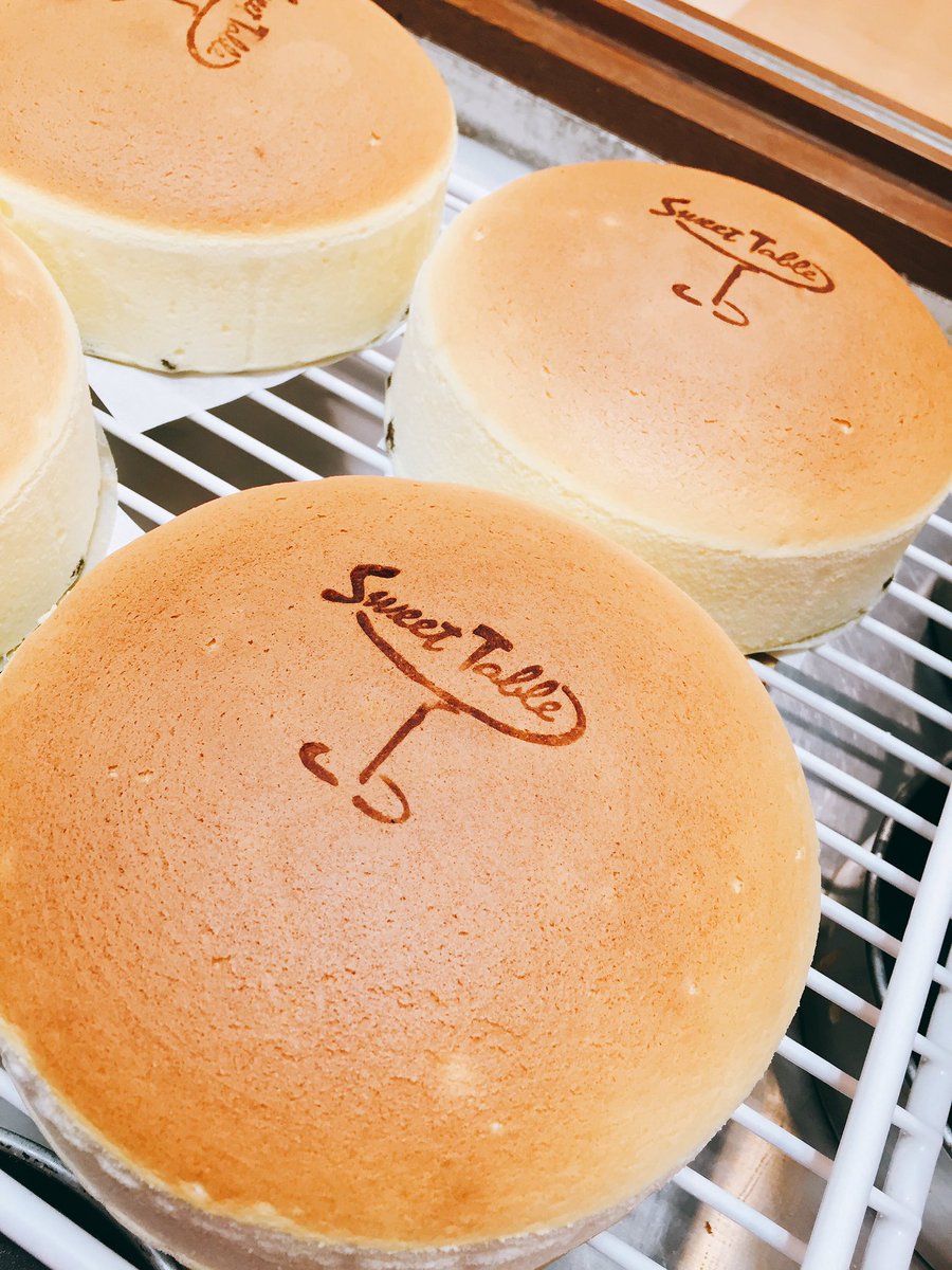 フルーツケーキファクトリーすすきの店 みなさまお待たせしました ２９日限定 焼きたてスウィートチーズケーキ 通常６００円 ３９０円 なんと箱と焼印はハロウィン仕様 こちらは３１日までの限定です 焼印部分は通常の焼印より面積が大きい