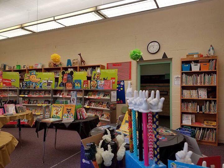 STM_Brooklyn's tweet photo. Stop by our library to look at our fantastic book store!! It's only up for a limited time so come quick!📚 https://t.co/R6rkUFEV3O