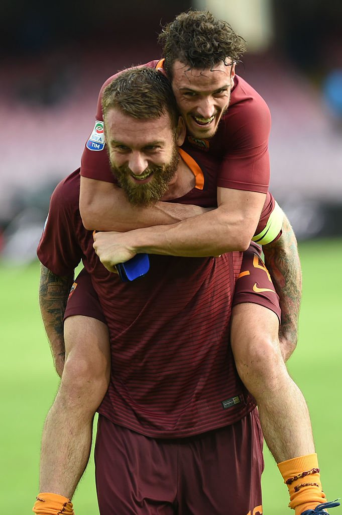 LoreSerafins's tweet photo. Come lo racconti Daniele che alle 4 di mattina attende con la famiglia di Florenzi gli esiti dell'esame? https://t.co/DQz7sB6oZA