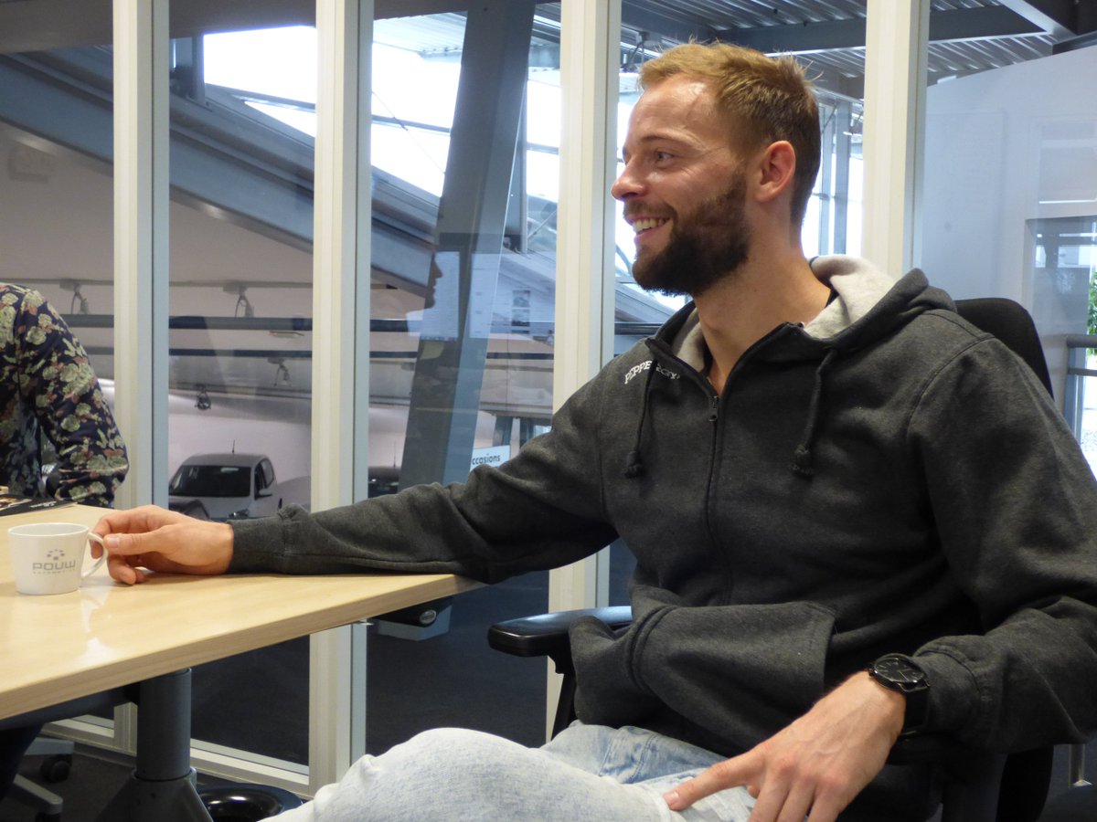pouwautomotive's tweet photo. Hé, is dat niet @JonathanMak84 , de man die he-le-maal klaar was met zijn ‘Stomme’ Audi? Wat doet hij nou bij Pouw Zwolle? #StommeAudi #Audi https://t.co/JkcFglNhru