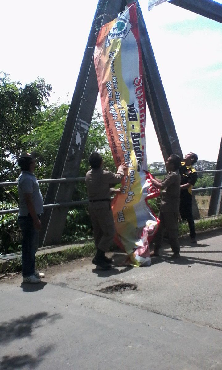 panwaslu_serang's tweet photo. Penertiban APK (Alat Peraga Kampanye) bersama  Polres &amp;  Satpol PP Serang. 

#pilkada2017  #pilgubBanten https://t.co/24HzwBQML1