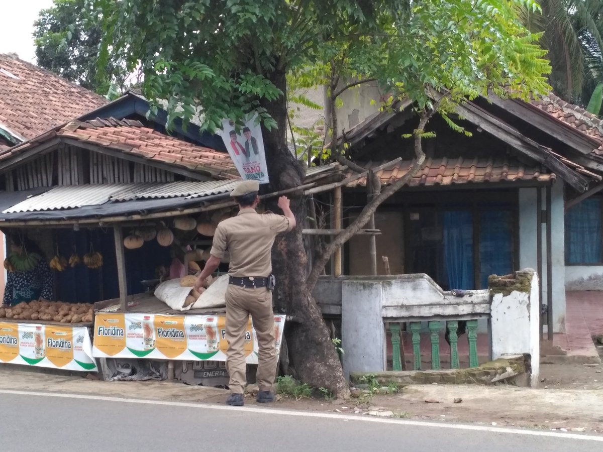 Penertiban APK (Alat Peraga Kampanye) bersama  Polres &amp;  Satpol PP Serang. 

#pilkada2017  #pilgubBanten