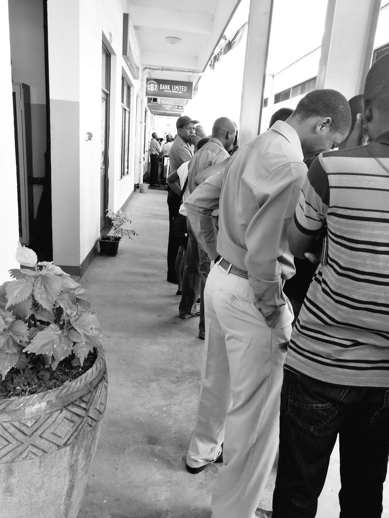 ameera_mims's tweet photo. #BankFeesMustFall ..reduced limits should mean reduced bank charges . @263Chat @cbzholdings @ThreeMenOnABoat @advocatemahere @PhilChard https://t.co/lNDBOxygWV
