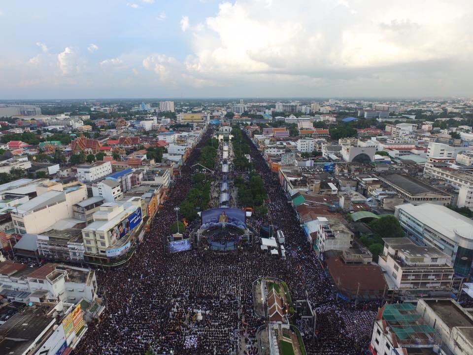 ikeang_kk's tweet photo. 💛🙏🏻 #kingbhumibol #Korat https://t.co/u9fyolbdCB