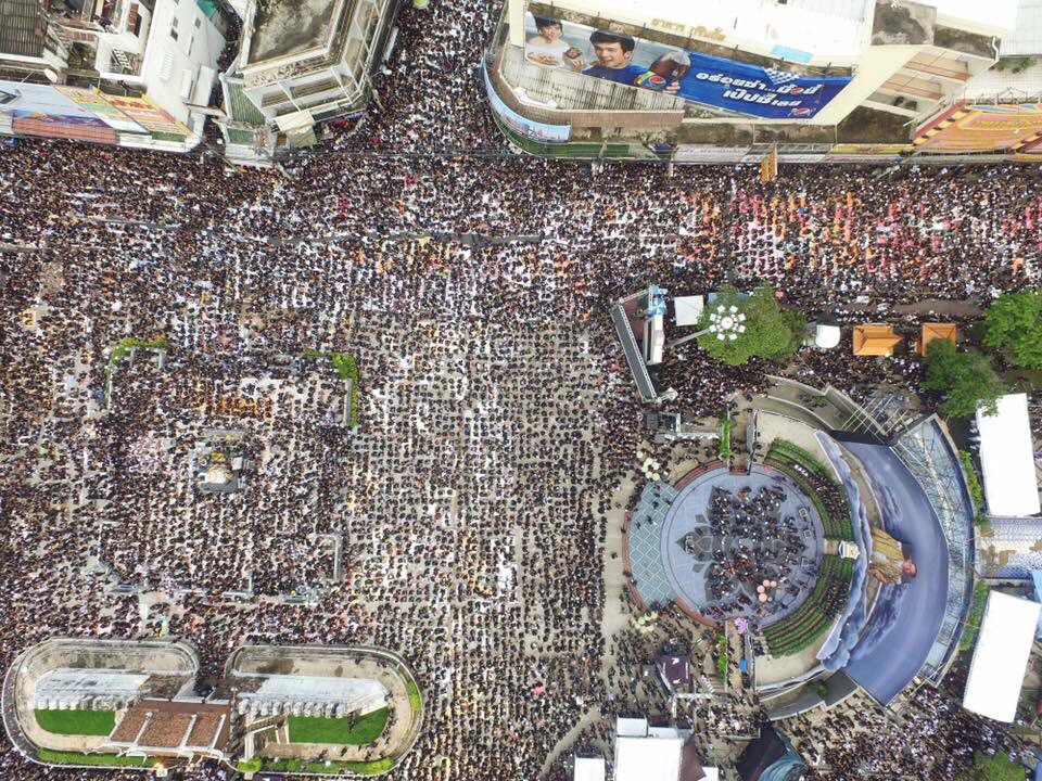 ikeang_kk's tweet photo. 💛🙏🏻 #kingbhumibol #Korat https://t.co/u9fyolbdCB