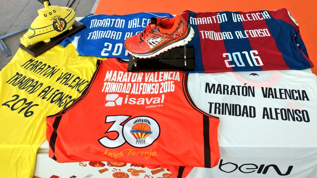 maratonvalencia's tweet photo. Una estampa tan simbólica como bonita, ¿no os parece? @valenciacf @VillarrealCF @valenciabasket y @LevanteUD unidos porque #ValenciaEsOro 💛 https://t.co/3k8EMZgFcK