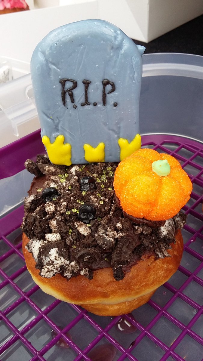 halo_donuts's tweet photo. #Halloween fun with Halo Donuts #mmmdonuts https://t.co/kcl7egmDuW