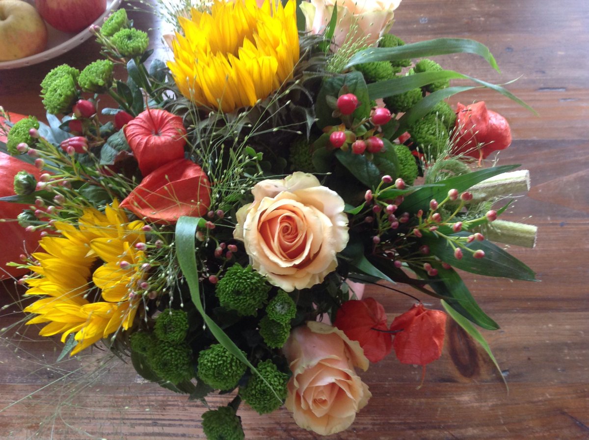 J_Loeckner's tweet photo. Vielen Dank für die Blumen, liebes Team des Kompetenznetz Bielefeld! https://t.co/rNNrf0nTQx