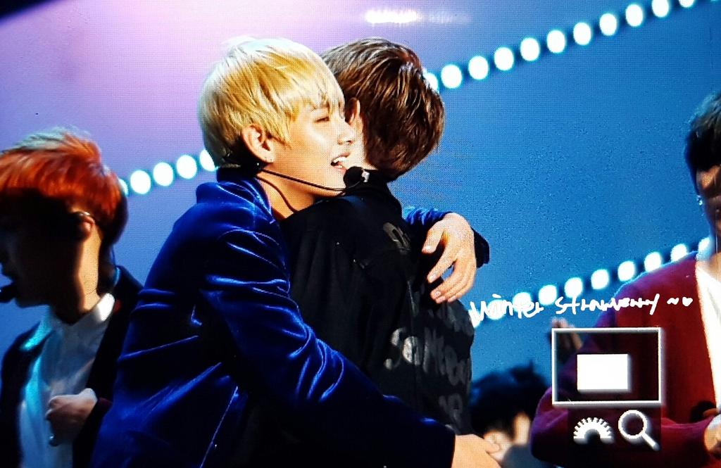 LN95spiritarmy's tweet image. น้องแทกับพี่มาร์ค งือออออ รักกันๆๆๆ มม.วงเมนอีกแล้ว โอ้ยยยยยย โว้ยยยยย ㅠㅠ #vmark 😭😭😭😭