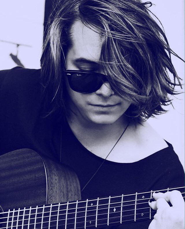 5SOS_1DWW's tweet photo. Happy birthday @CaseyMoreta ! We love you so much! https://t.co/fle4KNctzV