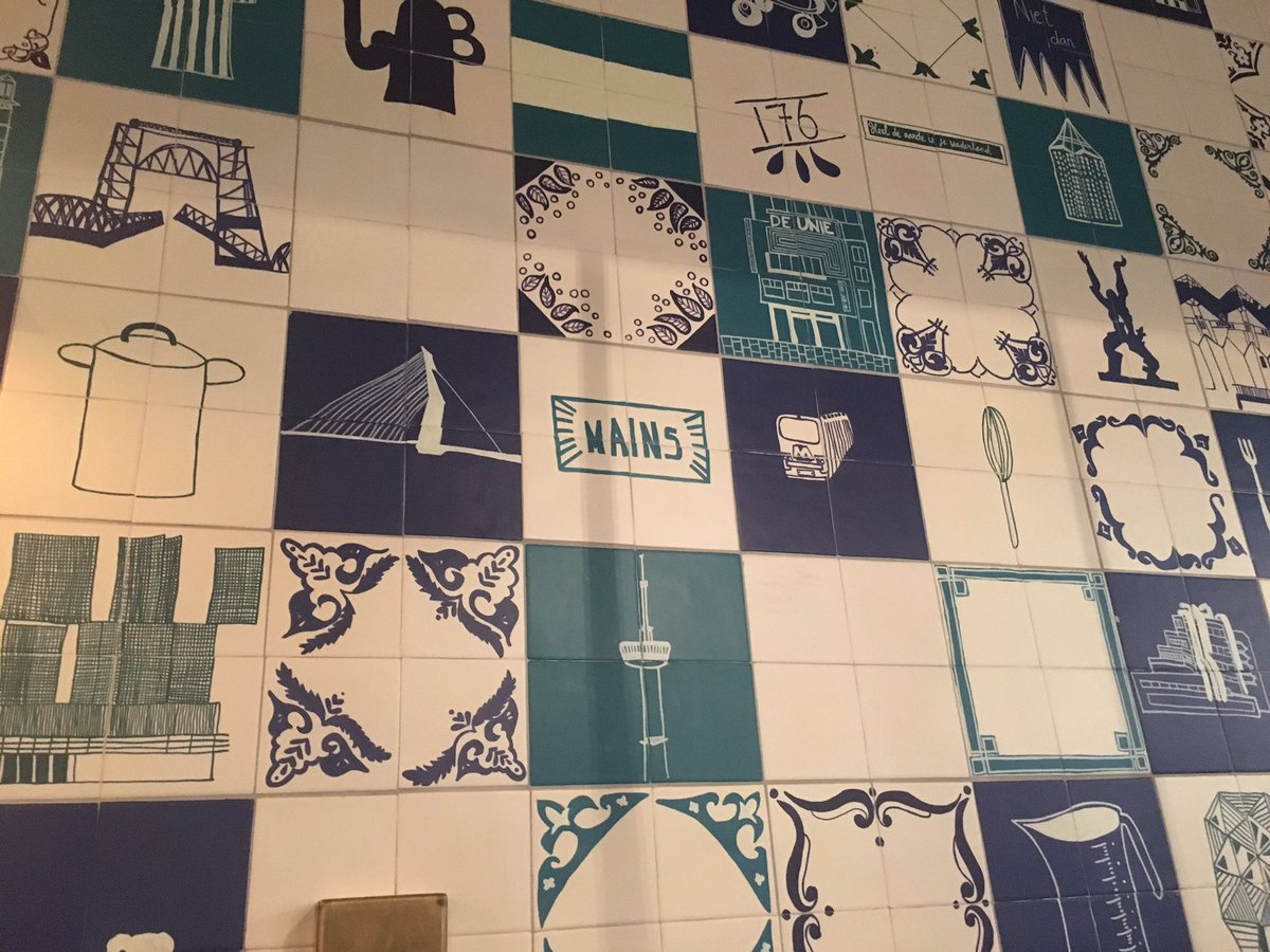 Bijzondere tegels op de muur in een Rotterdams restaurant!