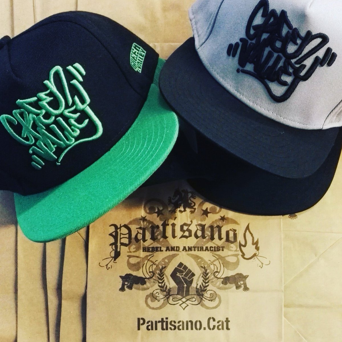 Partisano_cat's tweet photo. Gorres de @greenvalleyband disponibles a #PartisanoBcn i #PartisanoGrn! https://t.co/rcEdWcxrwx