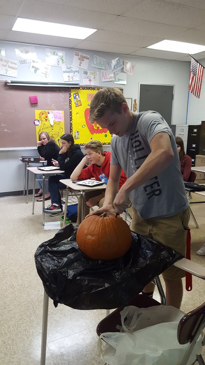 FrauBred's tweet photo. German 2 has been busy with their Kürbisschnitzen projects.  They are learning how to prepare the Kürbis. #ivcdeutsch#kuerbisschnitzen https://t.co/8jrpeL99q0