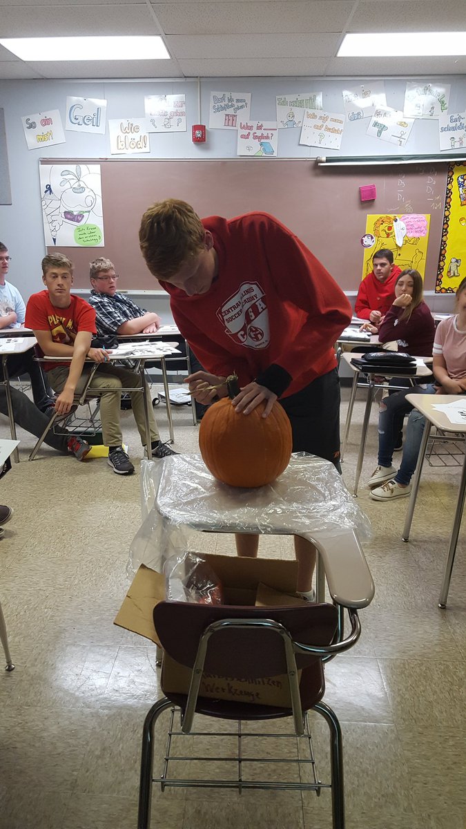 FrauBred's tweet photo. German 2 has been busy with their Kürbisschnitzen projects.  They are learning how to prepare the Kürbis. #ivcdeutsch#kuerbisschnitzen https://t.co/8jrpeL99q0