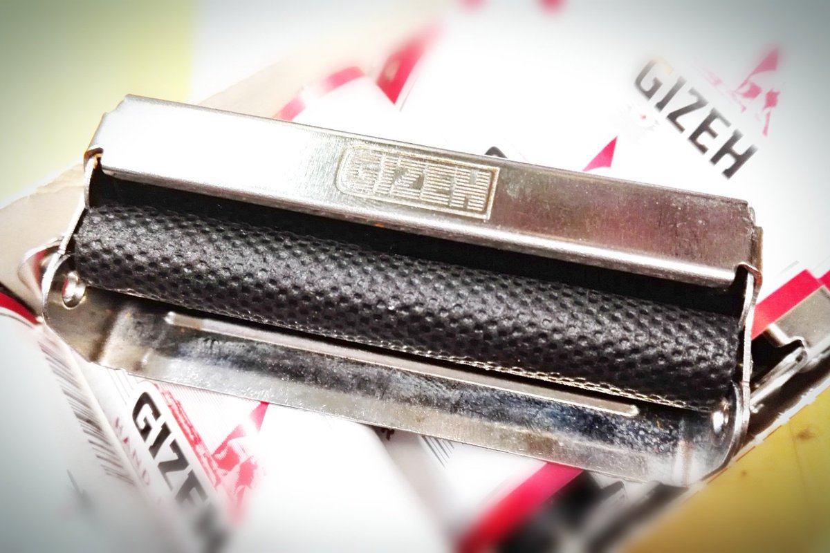 宇都宮のたばこ屋 取扱開始 ギゼ メタルローラー 入荷 70mm巻紙対応 フイルターレギュラーサイズ以外対応 ローラー 部分が不織布のような素材になっており破れにくく柔らかく メタルカバー付きで巻きやすいです 850