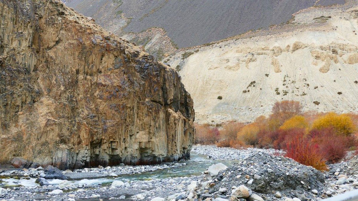 pamirtimes's tweet photo. Autumn in full swing across Gilgit-Baltistan #autumn #photography #GilgitBaltistan #Hunza #Nagar #Ghizer Pics Courtesy: Kamal Hyder https://t.co/Ws9aETdlZP