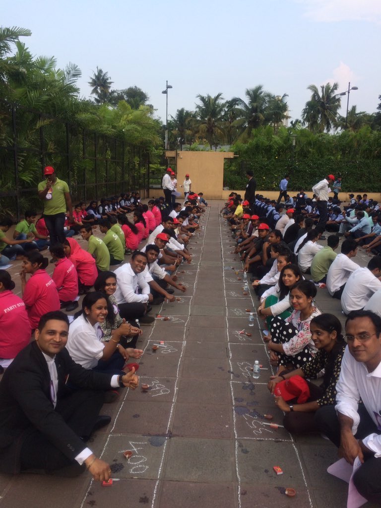 janaramakrishna's tweet photo. @LuLu_Mall geared up for a record attempt #Sandesh2Soldiers #happydiwali https://t.co/kuZ7Qjowmz