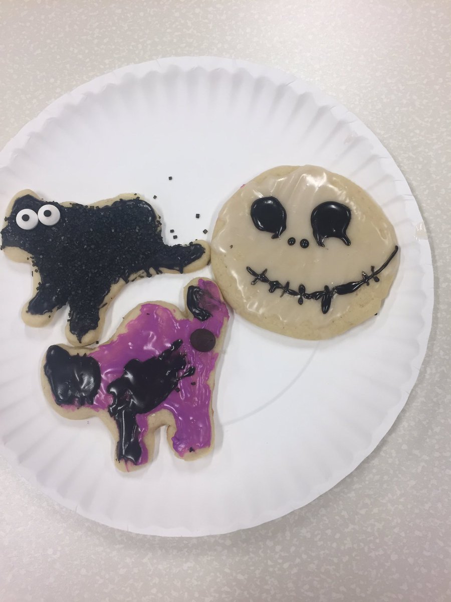 mrsmorganjhs's tweet photo. Halloween sugar cookies!! 3rd and 7th hour 🎃🎃🎃 https://t.co/Q2s5A4HDA2