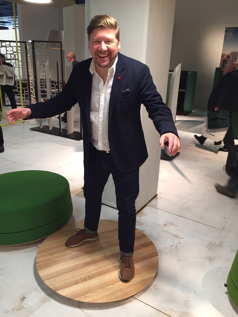aadagency's tweet photo. David fox enjoying a wobble on the Buzzi board #davidfox https://t.co/xcHW6hxJrZ