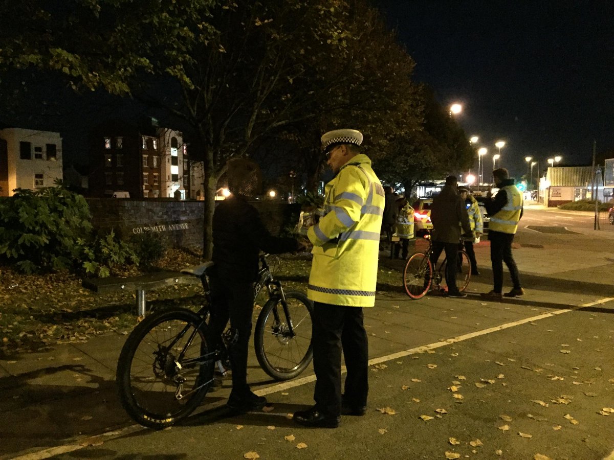 HantsPolRoads's tweet photo. We engaged with 250 cyclists in #Portsmouth yesterday, gave out #freebies &amp; issued 25 tickets for riding without lights #BeBrightBeSeen https://t.co/quuSSDwPXR