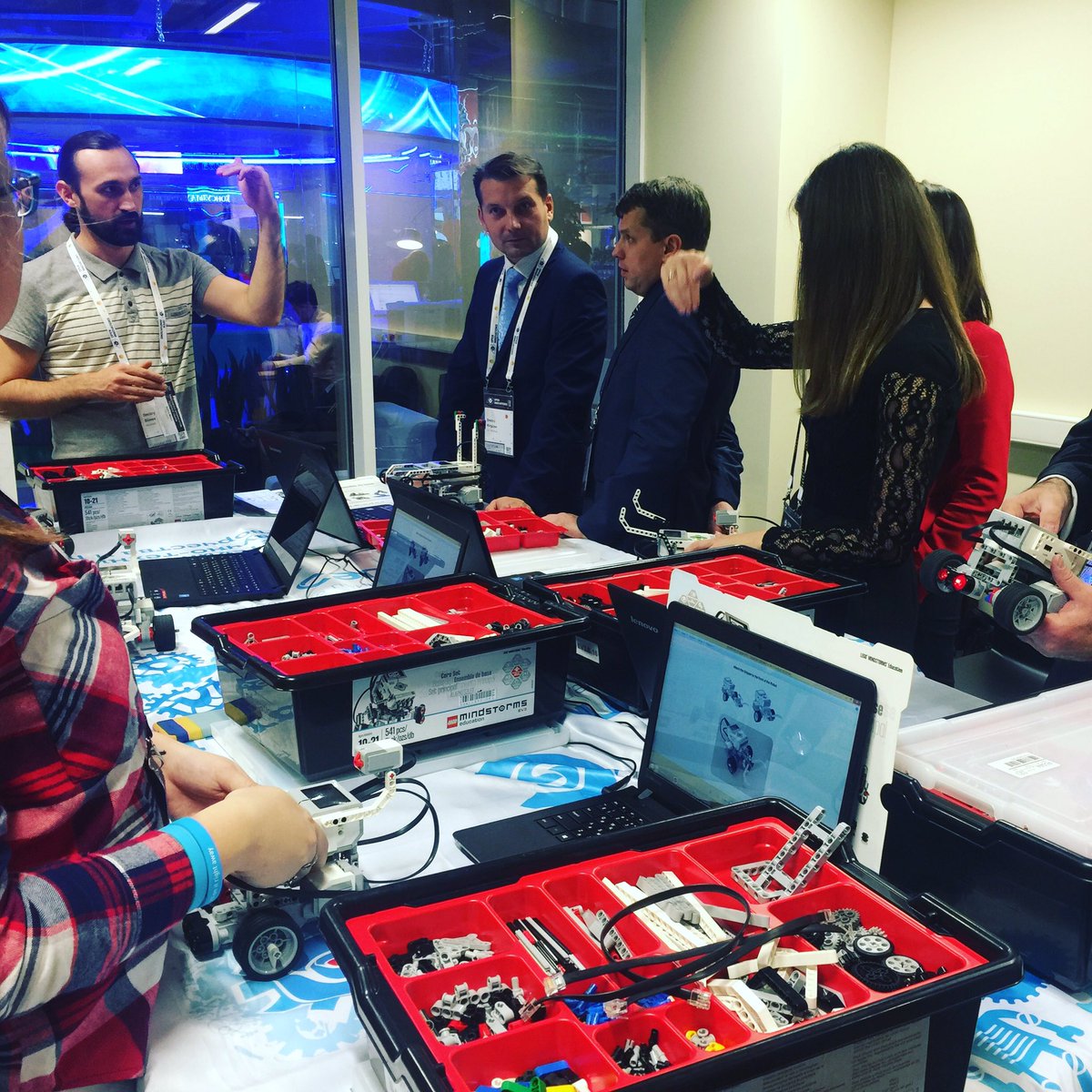TechnoparkSk's tweet photo. Идешь по коридору Технопарка "Сколково", заходишь в первую попавшуюся дверь, а тут люди роботов собирают #ОИ2016 #oi2016 https://t.co/z603e0qDv1