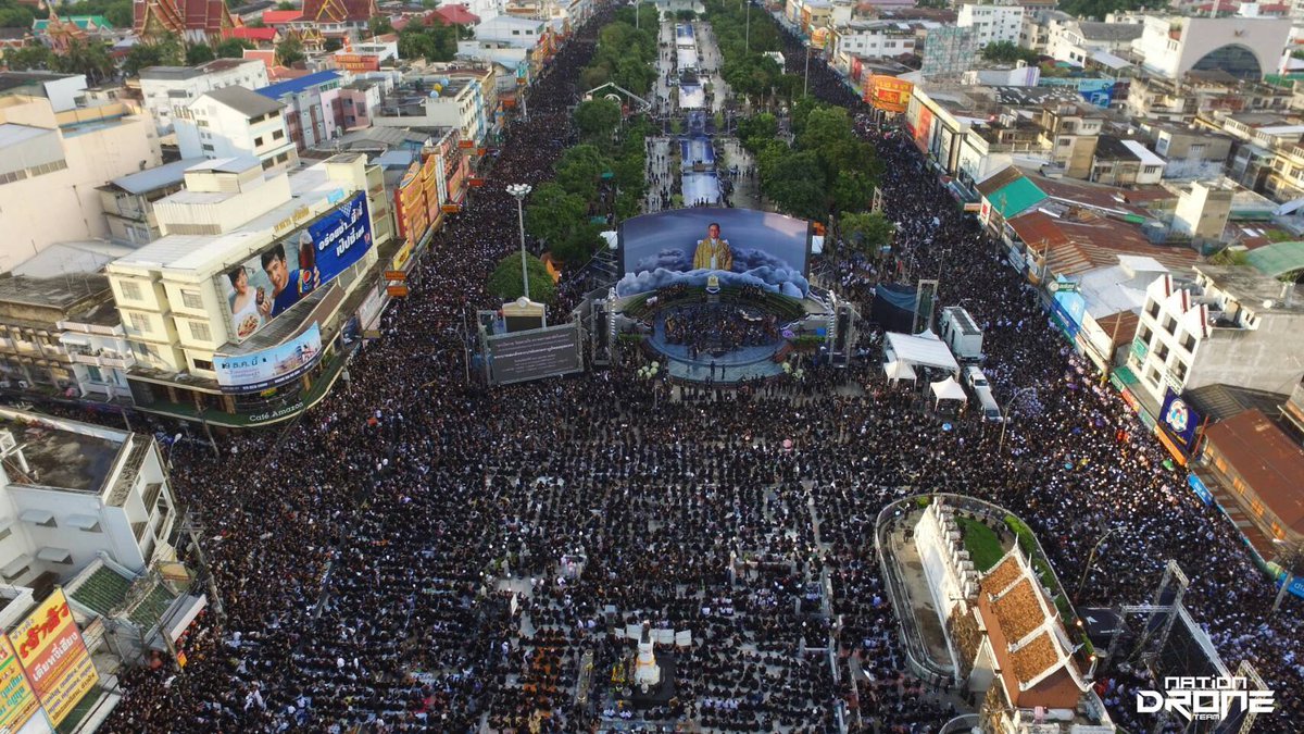 NationOnlineth's tweet photo. ภาพมุมสูง "ชาวโคราช" ร้องเพลง #สรรเสริญพระบารมี ในกิจกรรม "ร้อยดวงใจ ถวายความอาลัยในหลวง" #nationtv
https://t.co/Hjas3PFMbz https://t.co/i116wzRYLP