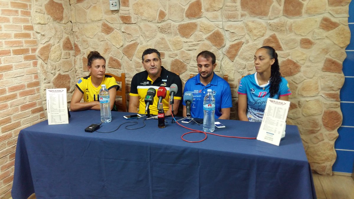 Comienza la presentación del derbi entre <a href="/CVHaris/">Club Voleibol Haris</a> y Aguere Tenerife en Chanos