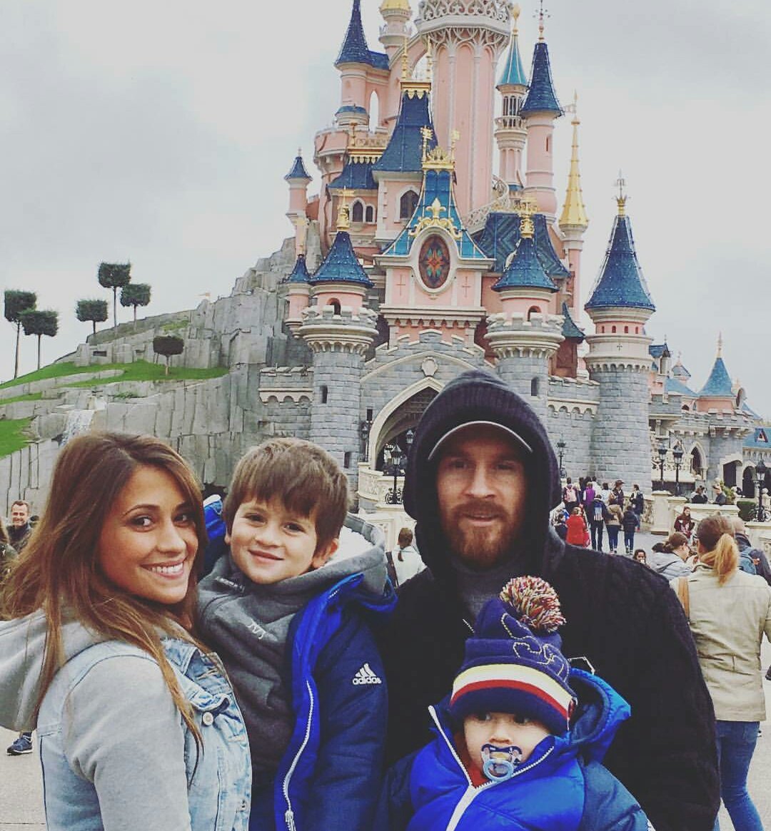 lnstantFoot's tweet photo. Lionel Messi était de passage à Marne-la-Vallée (77) à Disneyland hier. https://t.co/cHFIeBuIQU