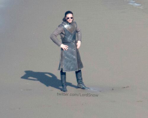 ThronesUpdates's tweet photo. When you know there's an army of White Walkers coming but all you want to do is chill at the beach https://t.co/Nepan1YjyC
