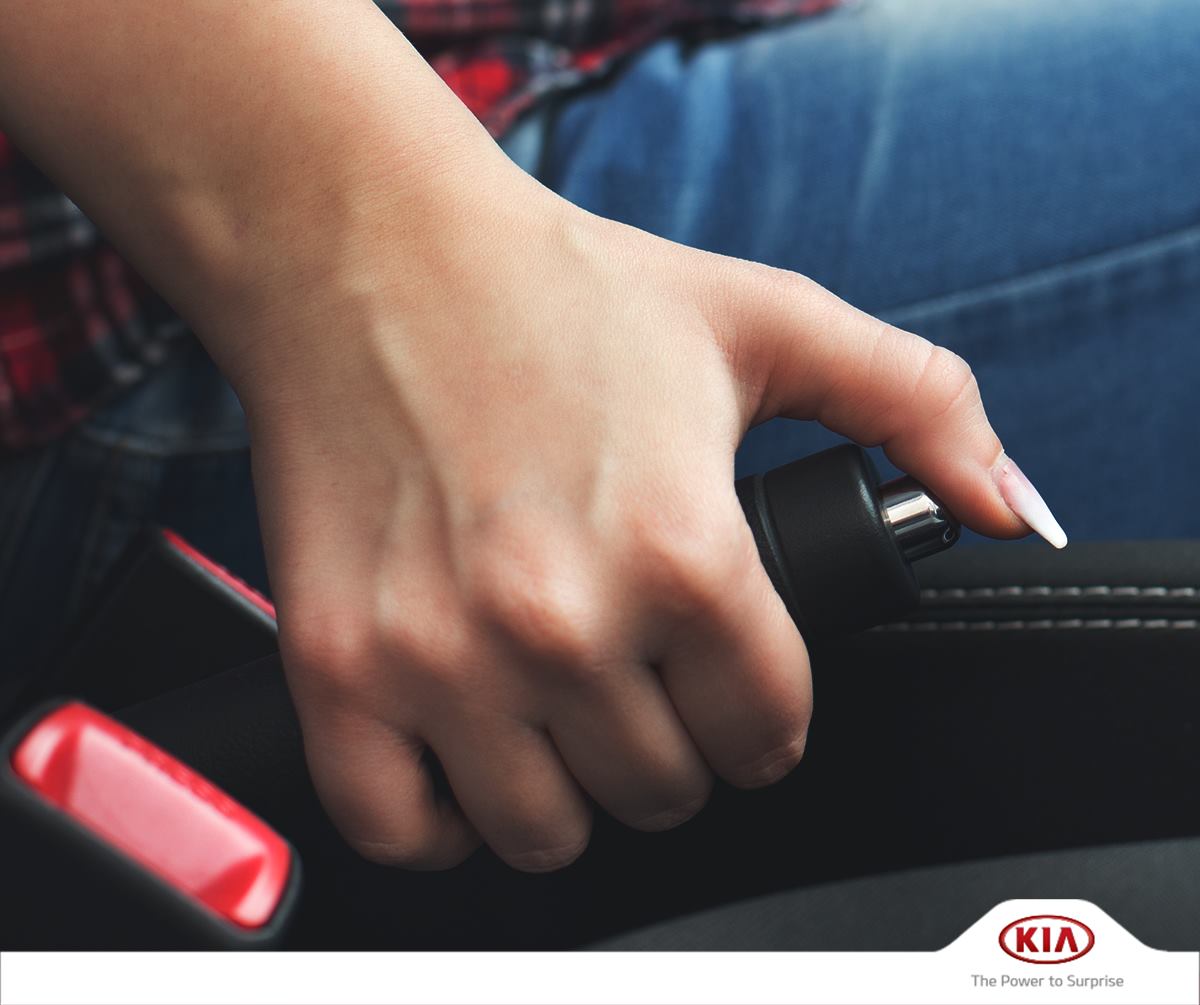 kia_maroc's tweet photo. Avant de quitter votre véhicule, verifiez que votre frein à main est bien serré. #ConseilAuto https://t.co/zzpacHQGuq