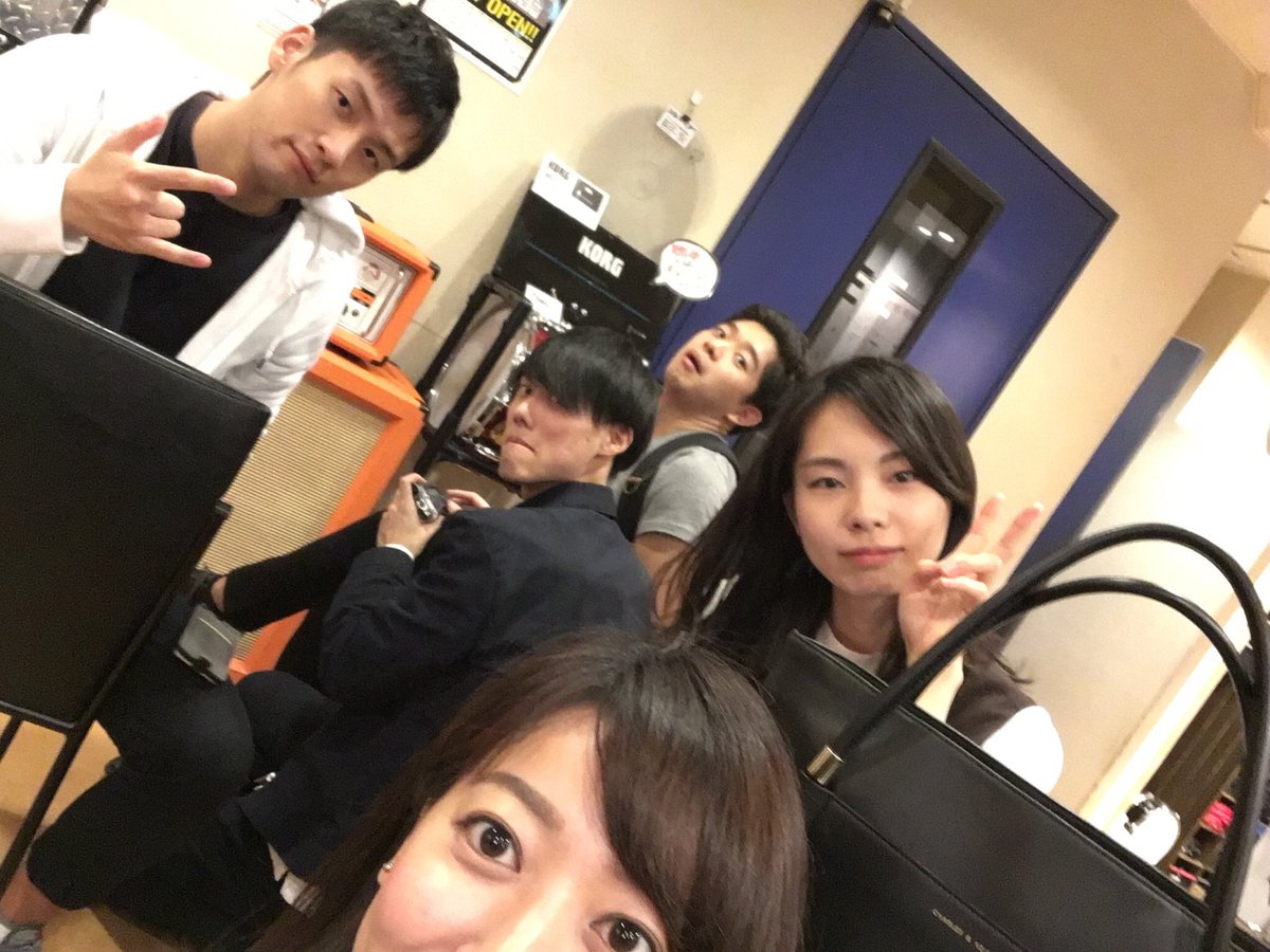 LongFlags_CL's tweet image. 続いて2バンド目です！↓↓

【Othello】
私たちOthelloは、名前の通りモノクロの衣装を纒い、大人な雰囲気でダークな曲をお届けします。