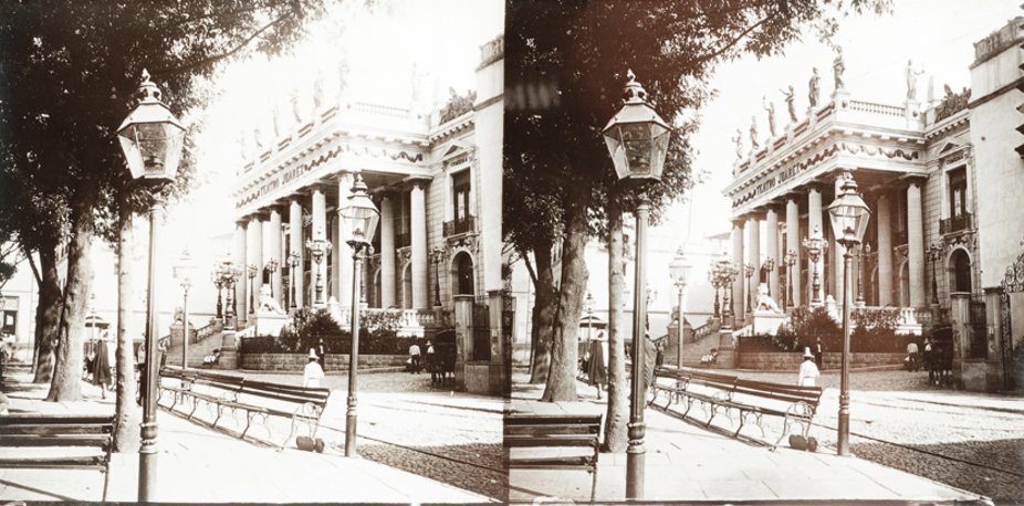 Un día como hoy pero de 1903 el @teatrojuarez fue inaugurado en #Guanajuato. En la foto: el recinto en 1899. #SubastaDeOportunidades.