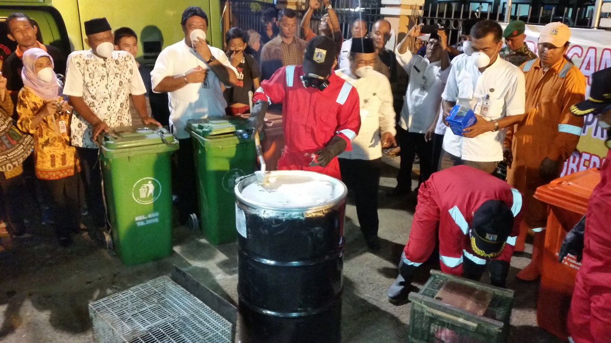 JupanROYTER's tweet photo. Menghadiri giat pembasmian tikus di Kecamatan Kemayoran, Jakpus. Bersama Bapak Wakil Gubernur DKI Jakarta Djarot Saiful Hidayat. https://t.co/S9NTxKEXEF